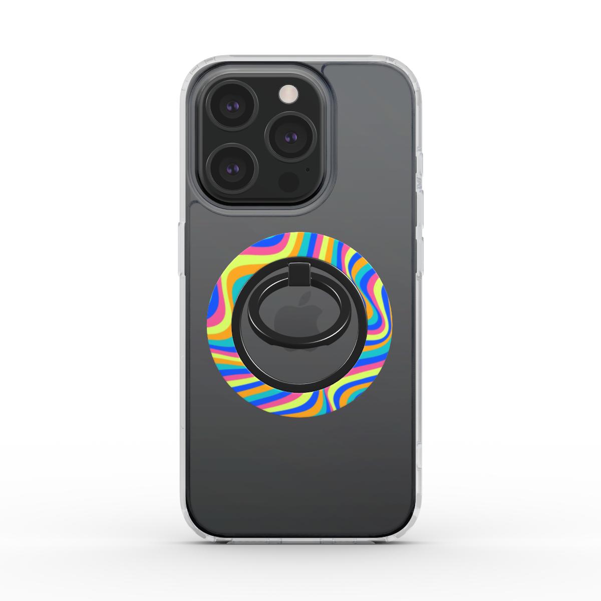 Ring holder magnetico applicato su iPhone con cover trasparente, design psichedelico multicolore in onde fluide su sfondo bianco.