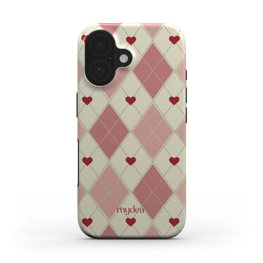 Cover Tough MagSafe con pattern a rombi rosa e cuori rossi – stile preppy e romantico su fondo crema
