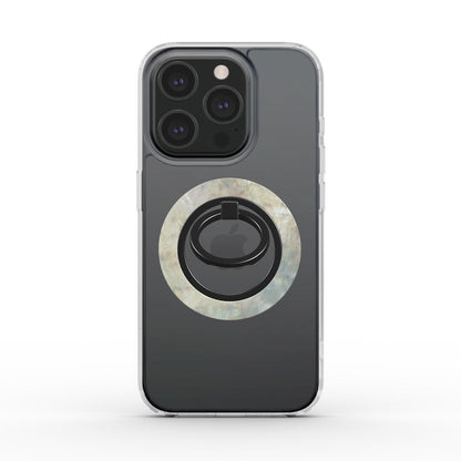 Ring holder magnetico applicato su iPhone con cover trasparente, finitura effetto madreperla in tonalità grigio perla, visto da dietro su sfondo bianco.


