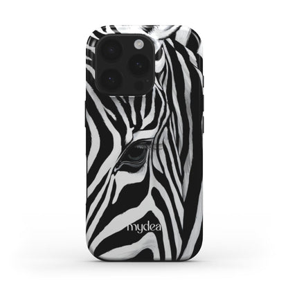Cover Tough MagSafe con primo piano occhio di zebra – design bianco e nero animalier elegante.